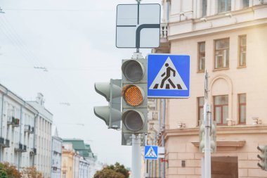 Bir yaya geçidi ve sarı ışık ile trafik ışık yol işareti