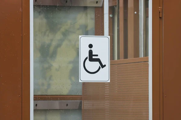 Panneau d'homme invalide sur la porte — Photo