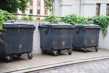 Parktaki çöp konteynerleri