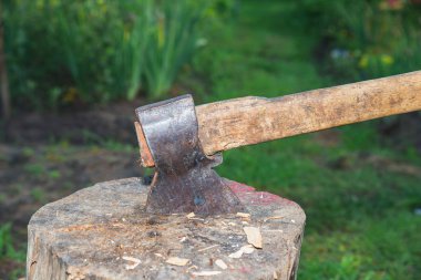 İskele üzerinde eski balta 