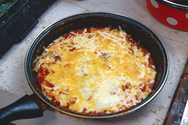 La salsa de tomate con el queso en la sartén —  Fotos de Stock