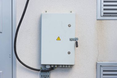  Gri duvardaki elektrik paneli