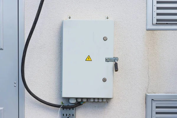  Gri duvardaki elektrik paneli