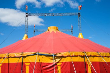 Kırmızı sirk çadırı