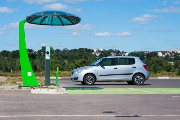 Elektrik ile ızgaralı araç şarj istasyonu