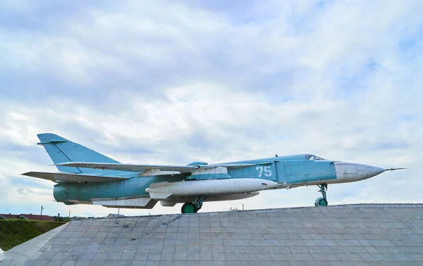 Russisches Kampfflugzeug auf dem Sockel — Stockfoto