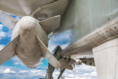 Jet savaş uçak kanatları altına bomba 