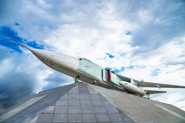 Russisches Kampfflugzeug auf dem Sockel — Stockfoto