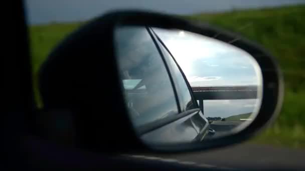 Atire Espelho Retrovisor Carro Estrada Sob Pôr Sol Noite Cynematic — Vídeo de Stock