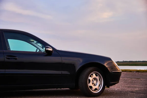 Carro de luxo preto no estacionamento de asfalto — Fotografia de Stock