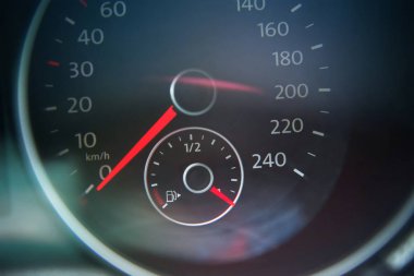 Tam benzin göstergesi Mercek parlaması ile kapalı.