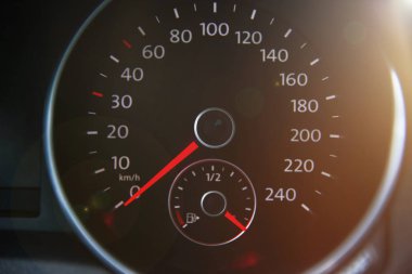Tam benzin göstergesi Mercek parlaması ile kapalı.