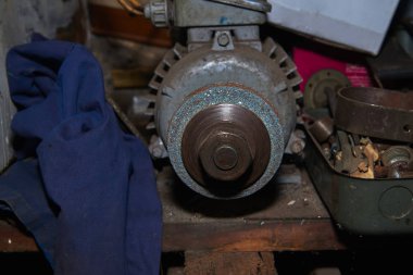 Eski paslı selfmade tezgah taşlama