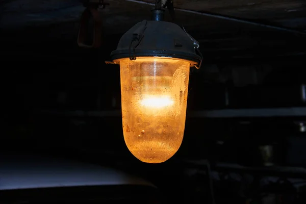 Vecchia lanterna gialla al buio — Foto Stock