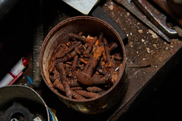 Tornillos oxidados y tornillos en caja de metal — Foto de Stock