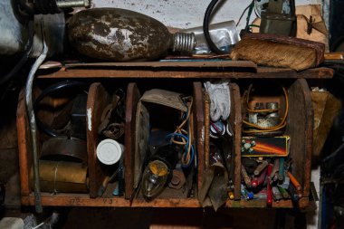 Eski araçları duvar üzerinde eski ahşap raf