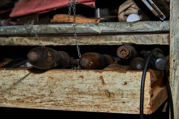 Viejas herramientas oxidadas en el estante del garaje —  Fotos de Stock