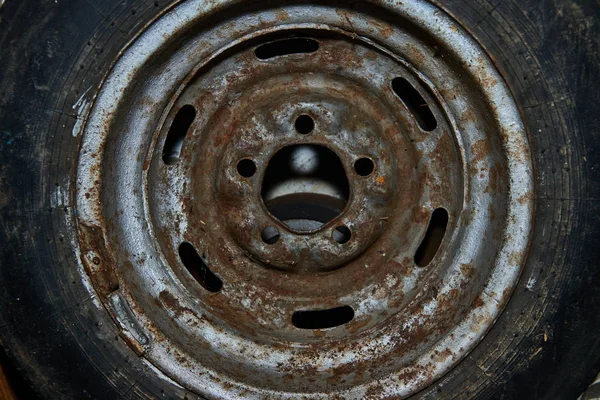 Llanta vieja rueda oxidada — Foto de Stock