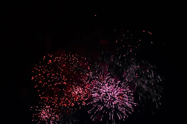 Fuochi d'artificio molto economici sulla città, rossi e blu — Foto Stock