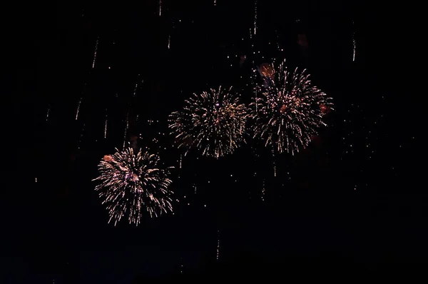 Fuochi d'artificio molto economici sulla città, rossi e blu — Foto Stock