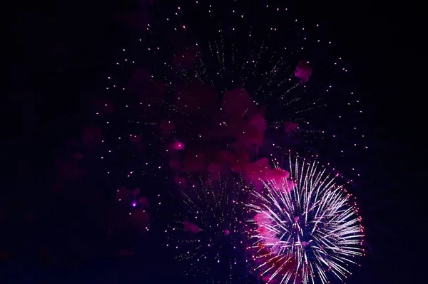 Fuegos artificiales muy baratos sobre la ciudad, rojo y azul — Foto de Stock