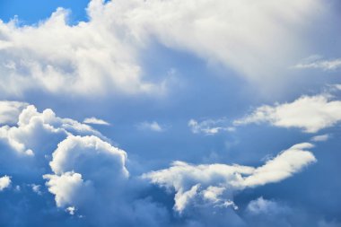 Mavi gökyüzünde bulutlar