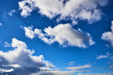 Mavi gökyüzünde bulutlar