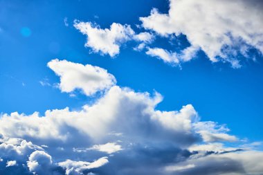 Mavi gökyüzünde bulutlar