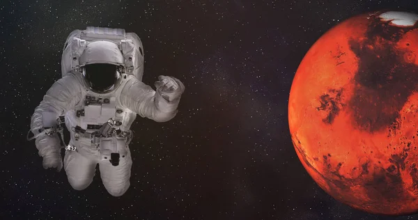 Αστροναύτης στο διάστημα με τον Άρη. Εφοδιάστηκαν στοιχεία αυτής της εικόνας από τη Nasa. — Φωτογραφία Αρχείου