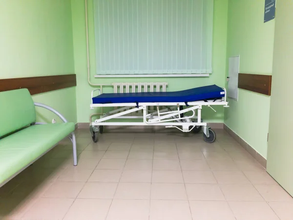 Camilla barata en un hospital pobre — Foto de Stock