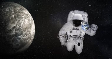 Tek dev astronot uzayda küçük toprak ve moonlike gezegen yakınında. Bu görüntü unsurları Nasa tarafından döşenmiş.