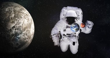 Tek dev astronot uzayda küçük toprak ve paspaslar ve moonlike gezegen yakınında. Bu görüntü unsurları Nasa tarafından döşenmiş.