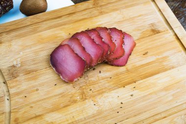 Ahşap bir tahta doğrama üzerinde sarsıntılı parçalar