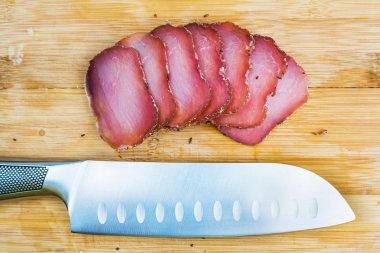 Ahşap bir tahta doğrama üzerinde sarsıntılı parçalar