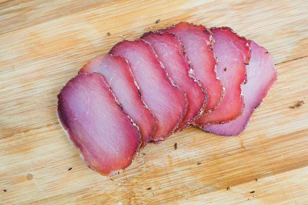 Ahşap bir tahta doğrama üzerinde sarsıntılı parçalar