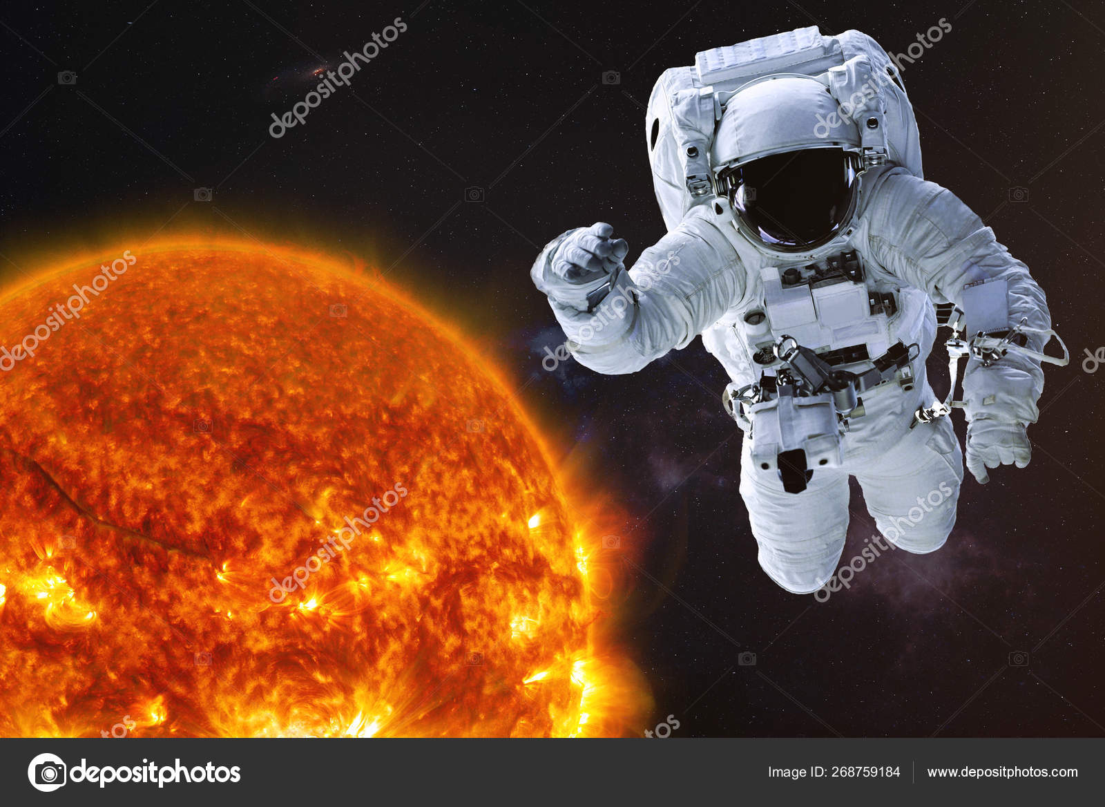 宇航员在外太空与太阳的太阳系与反射头盔 科幻壁纸 图库社论照片 宇航员在外太空与太阳的太阳系与反射头盔 科幻壁纸 图库社论照片