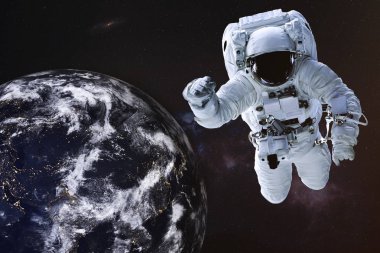 Gece Dünya'ya yakın uzayda astronot