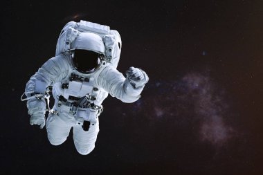 Astronot uzayda tek başına. 