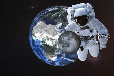 Ay ile Dünya gezegeni yakınında dev astronot