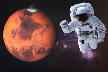 Güneş Sistemi Mars gezegeni yakınlarındaki uzayda astronot