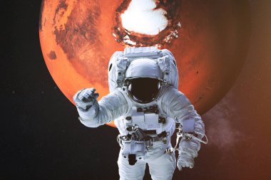 Mars 'ın arka planında astronot.