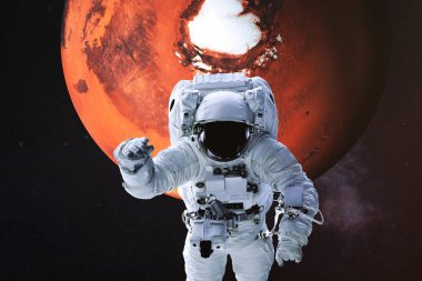 Mars 'ın arka planında astronot.