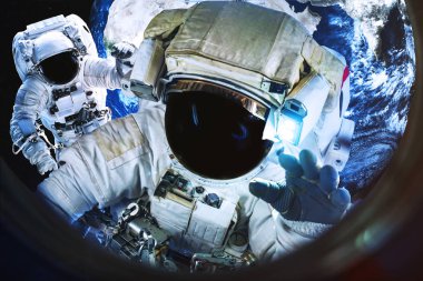 Uzay gemisi aydınlatıcı Earth Planet yakınlarındaki astronotlar