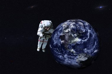 Güneş sistemi gezegeni yakın dev astronot.