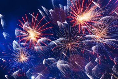 Şehrin üzerinde havai fişek.