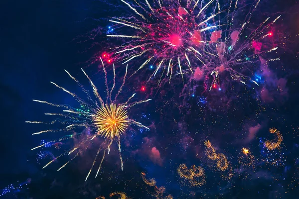 Şehir üzerinde ucuz Firework.