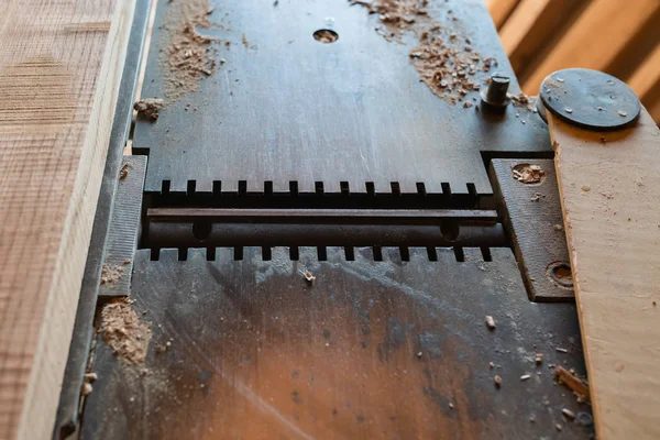 Máquina de trabalhar madeira com placa de corte sobre ele close-up . — Fotografia de Stock