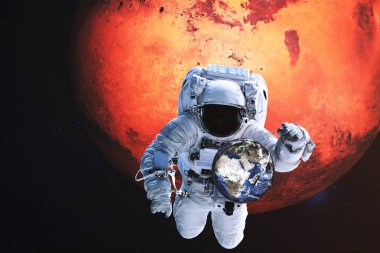 Mars gezegeninin yakınında uçan mekiği olan Dünya'nın önünde astronot. Görüntünün elemanları Nasa tarafından döşenmiştir