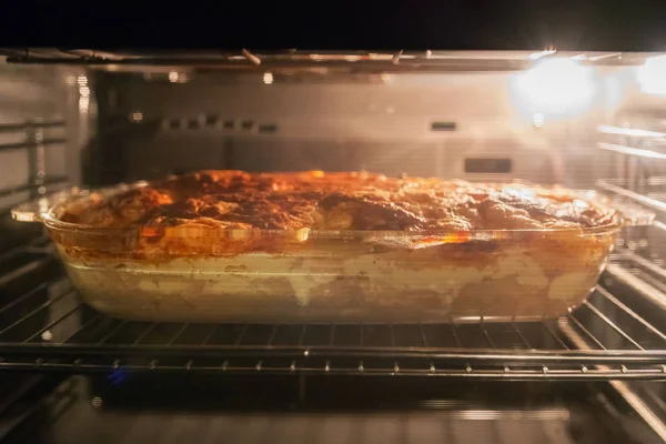 Carne al horno con patatas y queso en el horno —  Fotos de Stock