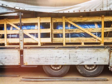 Lens parlaması ile ısı ve güç ekipmanları taşıma. Forklift bir kargo römork boşaltır.